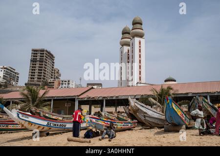 Dakar, Senegal. 12 febbraio 2025. La Moschea della divinità situata sulla spiaggia di Ouakam a Dakar, Senegal, il 12 febbraio 2025. Sulla spiaggia si affacciano numerosi edifici in costruzione lungo la Corniche. - 12/02/2025 - Senegal/Dakar/Dakar - Nicolas Remene/le Pictorium credito: LE PICTORIUM/Alamy Live News Foto Stock