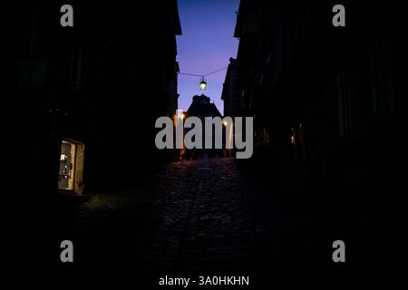 Rue du Jerzual di notte a Dinan sul fiume Rance nel dipartimento di Cotes-d Armor nella regione della Bretagna in Francia il 29 luglio 2022. La rue du Foto Stock