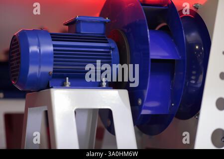 Parte del sistema di ventilazione industriale con motore elettrico e ventola centrifuga. Messa a fuoco selettiva. Foto Stock