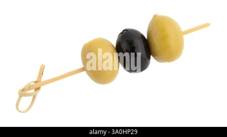 olive nere e verdi su spiedino isolate su sfondo bianco con percorso di ritaglio, cibo vegano, gustosi tartine vegane Foto Stock