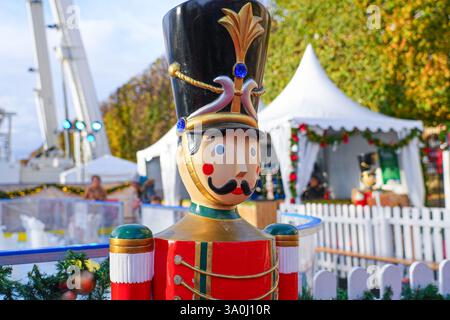 Figura soldato giocattolo al mercatino di Natale dei Giardini delle Tuileries a Parigi, Francia Foto Stock