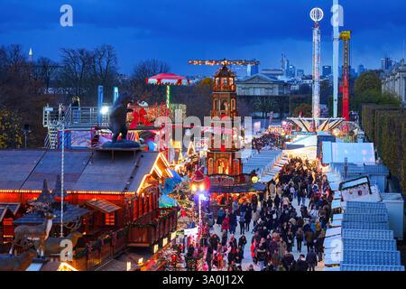 Vista aerea del mercatino di Natale dei Giardini delle Tuileries di notte a Parigi, Francia Foto Stock