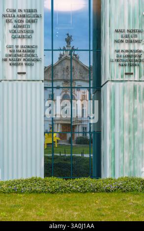 La facciata del Palazzo Krasinski è visibile in vetro riflettente dell'edificio della Corte Suprema di Varsavia, Polonia. Foto Stock