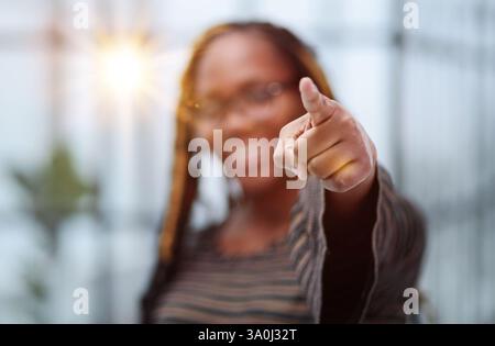 Belle giovani donne felici che puntano alla telecamera Foto Stock