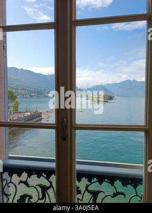 Vista dell'isola pescatori del lago maggiore da una finestra del palazzo Borromeo Foto Stock