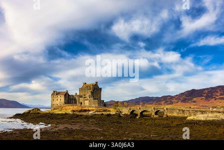 Castello di Eilean Donan sul Loch Duich a Donie, Scozia, Regno Unito Foto Stock