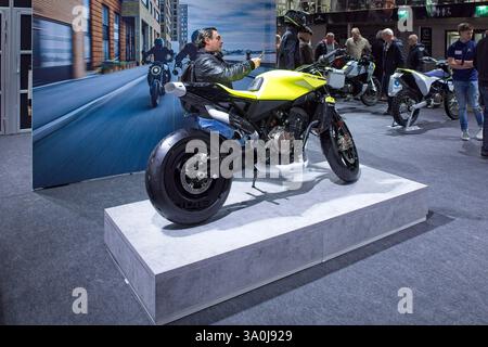 Pasila, Helsinki, Finlandia – gennaio 31. 2025 : la motocicletta Husqvarna Vitpilen in mostra alla MP 25 Motorcycle Fair di Messukeskus Helsinki. Foto Stock