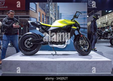 Pasila, Helsinki, Finlandia – gennaio 31. 2025 : la motocicletta Husqvarna Vitpilen in mostra alla MP 25 Motorcycle Fair di Messukeskus Helsinki. Foto Stock