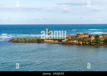 Sole nei Caraibi orientali. La Fortaleza San Felipe è una storica fortezza spagnola situata nel nord della Repubblica Dominicana, nel provi Foto Stock