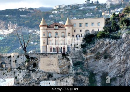 Italia : Vista del Castello di Mezzacapo a Maiori, Costiera Amalfitana, dicembre 2,2024. Foto Stock