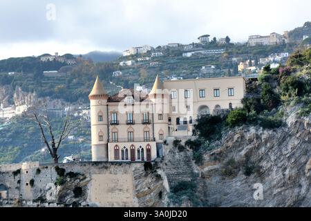 Italia : Vista del Castello di Mezzacapo a Maiori, Costiera Amalfitana, dicembre 2,2024. Foto Stock