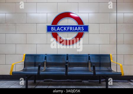 Segnale della stazione Blackfriars. Simbolo della metropolitana rossa di Londra Foto Stock