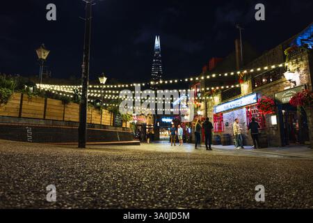 Vista notturna dell'Anchor Bankside Pub e dello Shard sullo sfondo. Londra, Regno Unito, 27 agosto 2023 Foto Stock