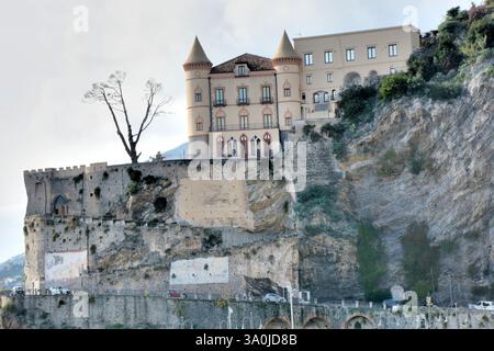 Italia : Vista del Castello di Mezzacapo a Maiori, Costiera Amalfitana, dicembre 2,2024. Foto Stock