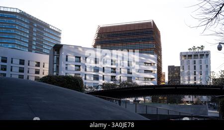 Barcellona moderna nel quartiere Glories. Barcellona è la capitale e la città più grande della comunità autonoma della Catalogna, in Spagna Foto Stock