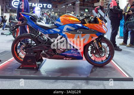 Pasila, Helsinki, Finlandia – gennaio 31. 2025 : motocicletta CFMOTO 300SR in mostra alla MP 25 Motorcycle Fair di Messukeskus Helsinki. Foto Stock