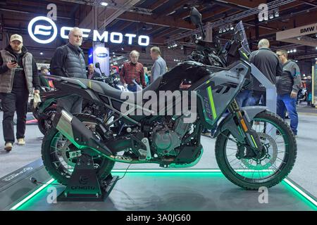 Pasila, Helsinki, Finlandia – gennaio 31. 2025 : CFMOTO 450MT moto in esposizione alla MP 25 Motorcycle Fair di Messukeskus Helsinki. Foto Stock