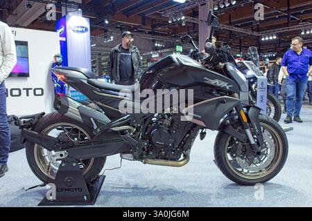 Pasila, Helsinki, Finlandia – gennaio 31. 2025 : CFMOTO 800NK in mostra alla MP 25 Motorcycle Fair di Messukeskus Helsinki. Foto Stock