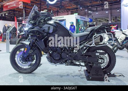 Pasila, Helsinki, Finlandia – gennaio 31. 2025 : CFMOTO 800MT moto in esposizione alla MP 25 Motorcycle Fair di Messukeskus Helsinki. Foto Stock