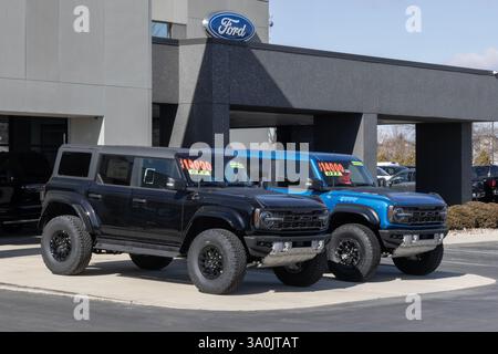 Zionsville - 2 marzo 2025: Ford Bronco Raptor 4X4 in vendita presso una concessionaria. Ford offre la Bronco con un motore V6 Ecoboost da 3 litri. IL MIO: 2024 Foto Stock