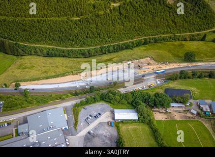 Veduta aerea, cantiere con rinnovo del passaggio a livello "Im Grünewald" su Ederstraße, area forestale con danni forestali, Erndtebrück, Siegen-Wittge Foto Stock