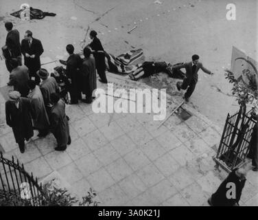 Manifestanti greci - morti e vivi -- i sopravvissuti si riuniscono intorno ai corpi delle vittime di uno scontro tra manifestanti e polizia greca ad Atene, 3 dicembre, in un angolo vicino all'hotel Grand bretagne nella capitale greca. 16 dicembre 1944. (Foto di Associated Press Photo). Foto Stock