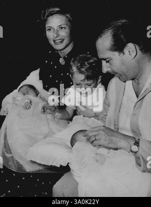 I gemelli Rossellini: Spettacoli fotografici: I gemelli con i loro genitori, 9 luglio. Nel mezzo c'è Robertino, il primo figlio della coppia. Ingrid e Isabella Rossellini, le ragazze gemelle nate dall'attrice Ingrid Bergman e dal suo marito regista Roberto Rossellini a Roma il 18 giugno, affrontarono la loro prima Press and Newsreel Cameras fuori dalla loro Country Home a Santa Marinella, 30 miglia a nord di Roma il 9 luglio. I nomi completi dei gemelli sono Ingrid Isotta Giuliana Frida e Isabella Florella eletta. Secondo la legge italiana un bambino potrebbe non avere come nome il nome di uno dei suoi genitori e così io Foto Stock