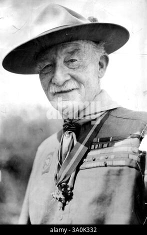 Capo scout al King's Levee -- Lord Baden-Powell, il capo scout, lasciando il St. James's Palace in uniforme piena dopo il Levee. Re Giorgio vi, tenne una Levee al palazzo di St. James, qui oggi. Molte persone degne di nota, con indosso un vestito completo, hanno tentato. 21 gennaio 1953. (Foto di Associated Press Photo). Foto Stock