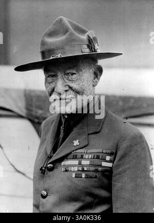 L'anniversario del compleanno di Lord Baden Powell, fondatore del movimento Boy Scout, sarà commemorato domenica. A N.S.W., l'occasione sarà segnata da 45.000 Boy Scout in uniforme che parteciperanno a varie funzioni religiose. I membri della Baden Powell Guild si incontreranno sabato presso il Baden Powell War Memorial Training Camp a Pennant Hills. Un messaggio speciale del giorno del fondatore è stato ricevuto dal Governatore generale e Capo Scout d'Australia, Lord De l'Isle. 18 novembre 1940. Foto Stock