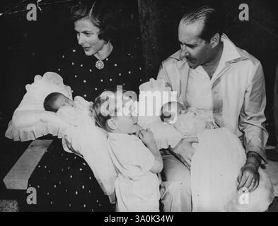 I gemelli Rossellini: Spettacoli fotografici: I gemelli con i loro genitori fuori dalla loro casa estiva, 9 luglio, al Centro c'è Robertino, il primo bambino della coppia. Ingrid contiene Ingrid. Ingrid e Isabella Rossellini, le ragazze gemelle nate dall'attrice Ingrid Bergman e dal suo marito regista Roberto Rossellini a Roma il 18 giugno, affrontarono la loro prima Press and Newsreel Cameras fuori dalla loro casa di campagna a Santa Marinella, 30 miglia a nord di Roma, il 9 luglio. I nomi completi dei gemelli sono Ingrid Isotta Giuliana Frida e Isabella Florella eletta. Secondo la legge italiana un bambino non può avere come primo Foto Stock