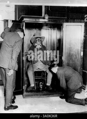 Jeremy Bentham - uno dei fondatori dell'Università di Londra che ***** il suo corpo alla scuola di medicina del college il suo cibo si siede ai suoi piedi. 2 maggio 1937. (Foto di Keystone View Co.). Foto Stock