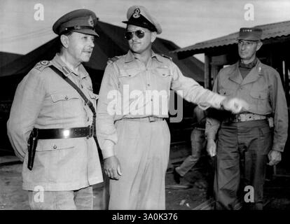 Alexander visita il leader dello Squadrone degli aviatori australiani W.R. Bennett (centro), comandante del 77th Australian Fighter Squadron in Corea, mostra il feldmaresciallo Earl Alexander (a sinistra), ministro della difesa britannico, intorno all'area dello Squadrone da qualche parte in Corea, recentemente. Sulla destra c'è il generale degli Stati Uniti Mark W. Clark, comandante supremo delle forze delle Nazioni Unite in Corea e Giappone. 22 giugno 1952. (Foto di Associated Press Photo). Foto Stock