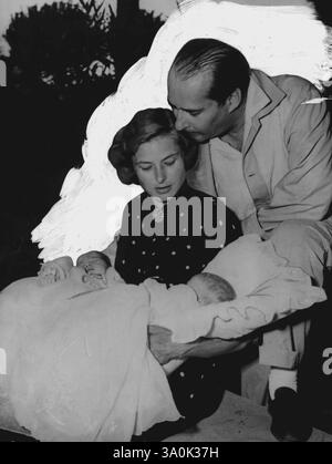 I gemelli Rosellini: Ingrid e Isabella Rossellini, le ragazze gemelle nate dall'attrice Ingrid Bergman e il suo regista marito Roberto Rosselini a Roma il 18 giugno, gareggiarono la loro prima Press and Newsreel Cameras fuori dalla loro casa di campagna a Santa Marinella, 30 miglia a nord di Roma, il 9 luglio. I nomi completi dei gemelli sono Ingrid Isotta Giuliana Frida e Isabella Florella eletta. Secondo la legge italiana un bambino potrebbe non avere come nome il nome di uno dei suoi genitori e quindi Ingrid sarà legalmente conosciuta come Isotta Ingrid. Spettacoli fotografici: I gemelli con i loro genitori fuori dal loro su Foto Stock