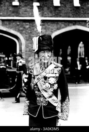 Il capo scout partecipa al King's Levee -- Lord Baden Powell, il capo scout, indossando le sue medaglie e le sue decorazioni, fotografato mentre lasciava St. James's Palace, Londra dopo aver frequentato il King's Levee to-day. 22 giugno 1937. Foto Stock