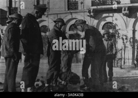 Truppe britanniche che rimuovono la dinamite scoperte in una fogna di fronte all'hotel Grand bretagne Athens, dove i membri del Govt greco. E il generale Scobie e il suo staff restavano qui. 31 dicembre 1944. (Foto di Beam Wireless Picturegram). Foto Stock
