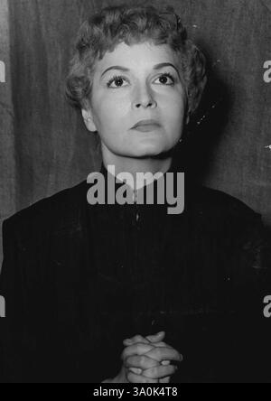 Eva Bartok interpreta "St. Joan" -- l'annunciatrice in televisione ha detto ieri sera; "incontra la stella internazionale dei film ungheresi, tedeschi, francesi e britannici, il suo nome sui titoli della stampa mondiale, fa la sua prima apparizione nello show televisivo "Limelight". Che enorme costruzione per l'attrice Eva Bartok....e cosa ha fatto la star internazionale per intrattenere i milioni di spettatori televisivi?..... Ha interpretato una breve scena di St. Udan di Shaw... non era molto convincente nella parte. 1° agosto 1954. (Foto di Paul Popper, Paul Popper Photo Ltd.). Foto Stock