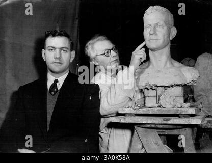 Il nuovo "gemello" di Bedser Alec Bedser Surrey e il lanciatore inglese e fratello gemello del battitore del Surrey Eric Bedser, è ora in riproduzione in argilla. È raffigurato in posa per lo scultore Walter Marsden nello studio di South Kensington (Londra) di Mr. Marsden. La testa a grandezza naturale sarà utilizzata per un'effigie di Alec Bedser che sarà esposta alla mostra di Madame Tussaud sulle cere a Londra. 21 dicembre 1953. (Foto di Reuterphoto). Foto Stock