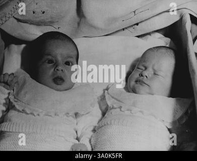 I gemelli Rossellini: Le foto mostrano: Un primo piano dei gemelli. Ingrid è sulla sinistra. Ingrid e Isabella Rossellini, le ragazze gemelle nate dall'attrice Ingrid Bergman e dal suo marito regista Roberto Rossellini a Roma il 18 giugno, affrontarono la loro prima Press and Newsreel Cameras fuori dalla loro casa di campagna a Santa Marinella, 30 miglia a nord di Roma il 9 luglio. I nomi completi dei gemelli sono Ingrid Isotta Giuliana Frida e Isabella Florella eletta. Secondo la legge italiana un bambino potrebbe non avere come nome il nome di uno dei suoi genitori e quindi Ingrid sarà legalmente conosciuta come Isotta Ingrid Foto Stock