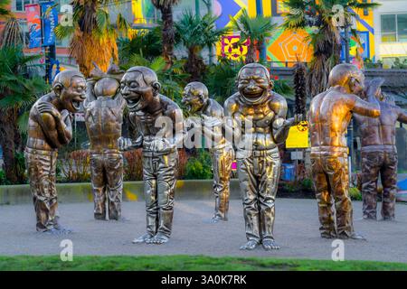 Scultura "a-labirinto-ing Laughter", installazione d'arte. Morton Park, Vancouver, British Columbia, Canada Foto Stock