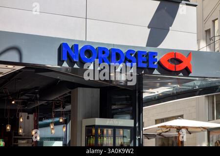 VIENNA, AUSTRIA - 28 LUGLIO 2021: Bandiera della catena di ristoranti Nordsee che vende fast food incentrati sul pesce e sul pesce, giorno di sole Foto Stock
