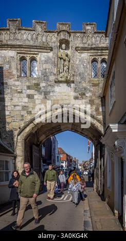 Arch High Street Gate che conduce alla Cattedrale di Salisbury a Salisbury, Wiltshire, Regno Unito il 2 marzo 2025 Foto Stock
