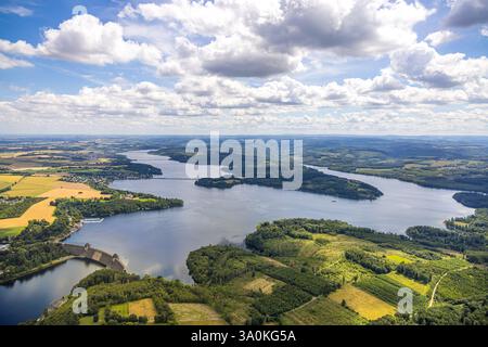Vista aerea, Möhnesee vista generale, barriera di Möhnetalsperre, vista distante e cielo blu con nuvole, Günne, Möhnesee, Sauerland, Renania settentrionale-occidentale Foto Stock