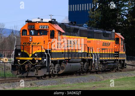 Mount Vernon, WA, USA - 26 febbraio 2025; locomotive BNSF per il trasporto merci locale GP39 in attesa di carico Foto Stock