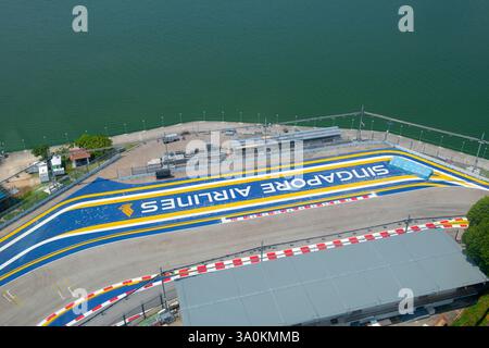 Vista aerea del circuito di Marina Bay Street compie 18 e 19 anni, con il logo Singapore Airlines, dal Singapore Flyer nel centro città, zona centrale di Singapo Foto Stock