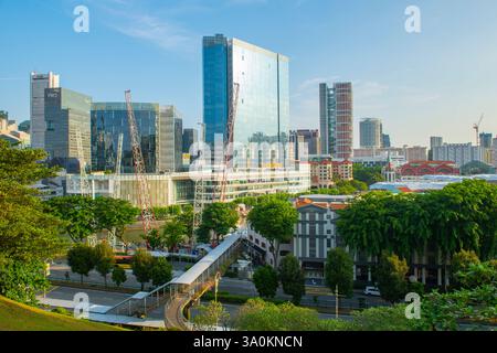 Centro commerciale Clarke Quay Central sul fiume Singapore presso Clarke Quay, vista da Fort Canning Park, area centrale di Singapore. Foto Stock