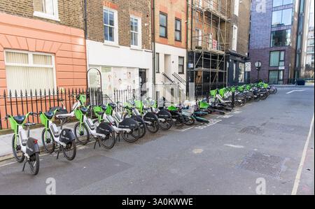 Parco per biciclette lime nel centro di Londra, Tottenham Rd Foto Stock