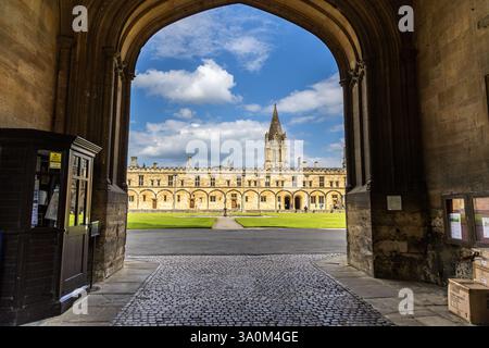 Oxford, Regno Unito - 5 giugno 2024: La vista della torre principale della Christ Church Cathedral dalla Tom Quad Square con la fontana di mercurio al centro Foto Stock