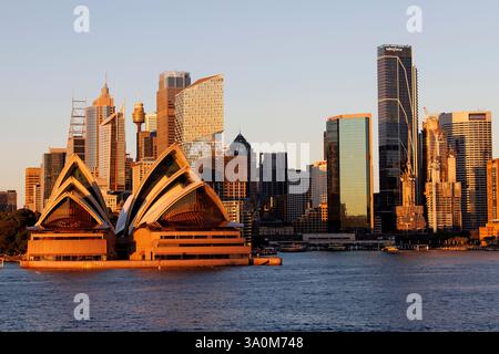 Vista del centro di Sydney, Australia e della Sydney Opera House che si affaccia sul porto di Sydney. Foto Stock