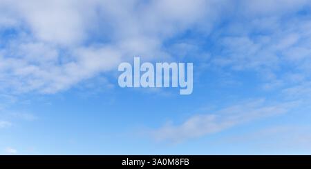 Vista luminosa e vivace del cielo azzurro con soffici nuvole bianche sparse sotto la luce del sole. Texture foto di sfondo Foto Stock