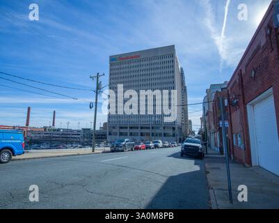 L'edificio americano Reynolds incombe su Main Street nel centro di Winston-Salem, North Carolina. 20 dicembre 2021. Foto Stock